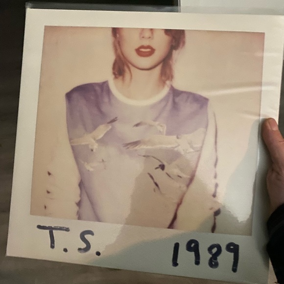 T-Swift 1989 - Picture 1 of 5